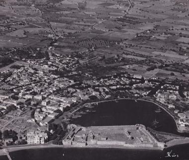 Αεροφωτογραφία της Κω με το λιμάνι και τις μεσαιωνικές οχυρώσεις.