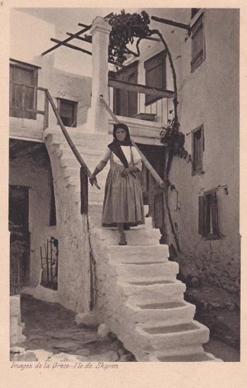 Γυναίκα στην αυλή σκυριανού σπιτιού.