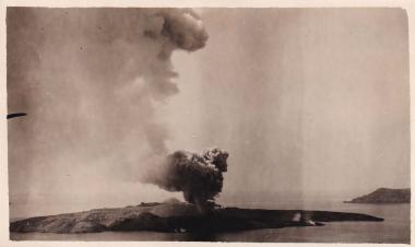 Άποψη του ηφαιστείου στην  Καλντέρα της Σαντορίνης, από το οποίο αναδύονται πυκνοί καπνοί.