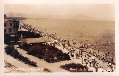 Άποψη της παραλίας του Λουτρακίου με λουόμενους.