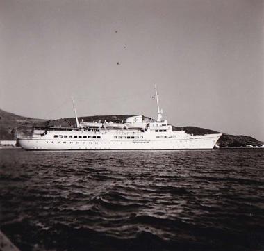 Επιβατικό πλοίο ταξιδεύει στο Αιγαίο.