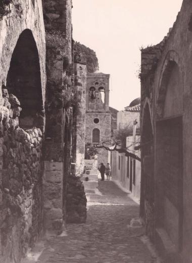 Μονεμβασιά. Άποψη του κεντρικού δρόμου στην Κάτω Πόλη. Στο βάθος το κωδωνοστάσιο του ναού του Ελκόμενου Χριστού.