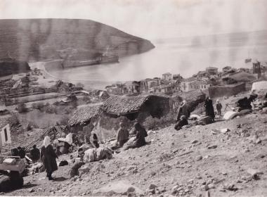 Γυναίκες πάνω από τον οικισμό του Αγίου Ευστρατίου (Άη Στράτης). Στρατιωτικό πλοίο στην ακτή.