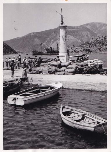 Άποψη του λιμανιού της Ιθάκης. Μεταφορά τροφίμων και εφοδίων για τους σεισμόπληκτους κατοίκους του νησιού.