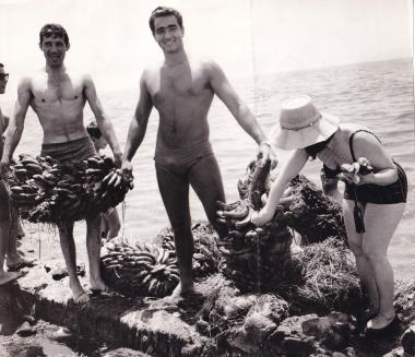 Λουόμενοι σε παραλία του Παλαιού Φαλήρου κρατούν φορτία με μπανάνες.