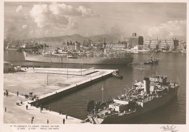 Άποψη του λιμανιού στον Πειραιά. Πολεμικό πλοίο σε πρώτο πλάνο.