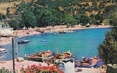 Άποψη του Βροντάδου στη Χίο. Μικρό λιμάνι με βάρκες.