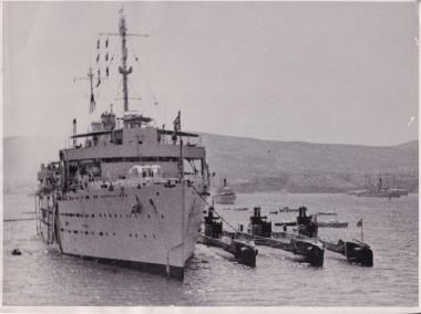 Αγγλικά πολεμικά πλοία, ανάμεσά τους και τρία υποβρύχια, στην Πύλο.