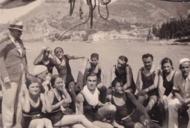 Συντροφιά ανδρών και γυναικών με μαγιό σε σκάφος, στα ανοιχτά της Ναυπάκτου.