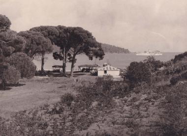 Άποψη της παραλίας Κουκουναριές στο νησί της Σκιάθου.