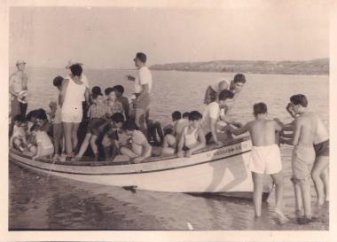 Μεγάλη συντροφιά μικρών και μεγαλύτερων παιδιών μέσα σε βάρκα στην παραλία Συκιά της Χαλκιδικής.
