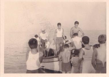 Μεγάλη συντροφιά μικρών και μεγαλύτερων παιδιών μέσα σε βάρκα στην παραλία Συκιά της Χαλκιδικής.