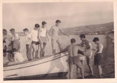 Μεγάλη συντροφιά μικρών και μεγαλύτερων παιδιών μέσα σε βάρκα στην παραλία Συκιά της Χαλκιδικής.