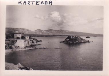 Άποψη της Καστέλλας από τα δυτικά. Στο βάθος η παραλιακή ζώνη της Αθήνας.