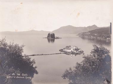 Κέρκυρα. Η νησίδα με τη μονή της Παναγίας των Βλαχερνών και στο βάθος το Ποντικονήσι, όπως φαίνονται από τη θέση Κανόνι.