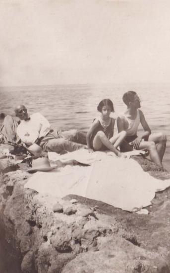 Άνδρας, νέος άνδρας και κορίτσι στην παραλία του Παλαιού Φαλήρου.