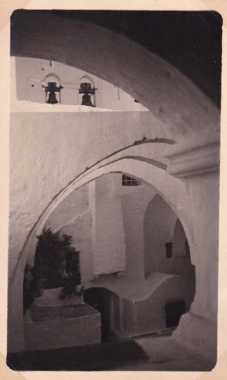 Άποψη της εσωτερικής αυλής στη μονή Αγίου Ιωάννη Θεολόγου στην Πάτμο.