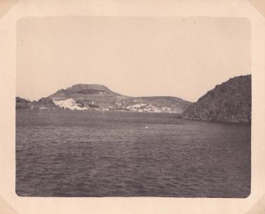 Άποψη νησιού από τη θάλασσα.