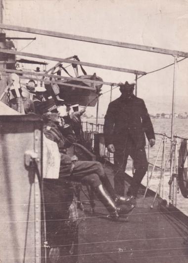 Ο Γεώργιος Χατζανέστης (ή Χατζηανέστης - καθιστός αριστερά), αρχιστράτηγος της Στρατιάς Μικράς Ασίας, εν πλω προς τη Σμύρνη.