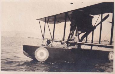 Στρατιωτικό υδροπλάνο στην αεροπορική βάση Παλαιού Φαλήρου. Διακρίνονται τρεις επιβαίνοντες.