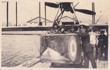 Στρατιωτικό υδροπλάνο στην αεροπορική βάση Παλαιού Φαλήρου. Στρατιωτικοί μέσα και έξω από το αεροσκάφος.