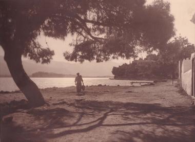 Ηλιοβασίλεμα σε παραλία του Πόρου.