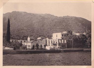 Άποψη του Πόρου από τη θάλασσα.