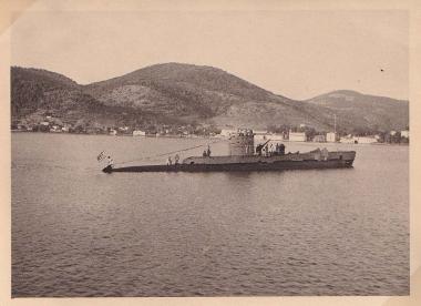 Υποβρύχιο αναδύεται στα ανοιχτά του Πόρου.