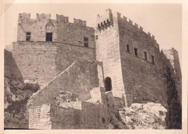 Η μεσαιωνική οχύρωση και η κλίμακα στον αρχαιολογικό χώρο της ακρόπολης της Λίνδου (Ρόδος).