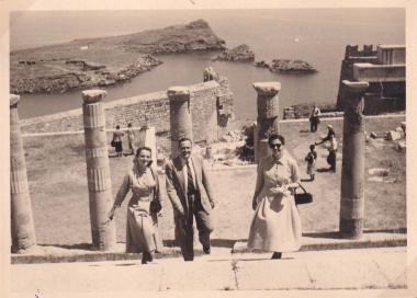 Άποψη της ακρόπολης στη Λίνδο και της θάλασσας κάτω από αυτήν.