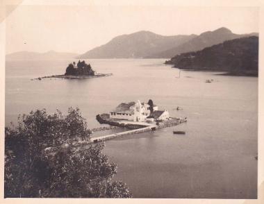 Η νησίδα με τη μονή της Παναγίας των Βλαχερνών και, στο βάθος, το Ποντικονήσι στη θέση Κανόνι στην Κέρκυρα.