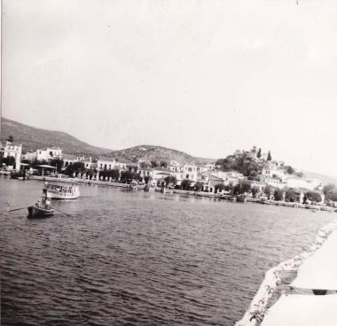 Άποψη του Πόρου από τη θάλασσα.