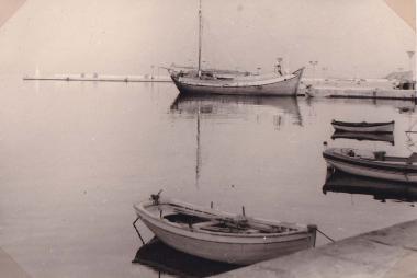 Ψαρόβαρκες στον μόλο της Τήνου.