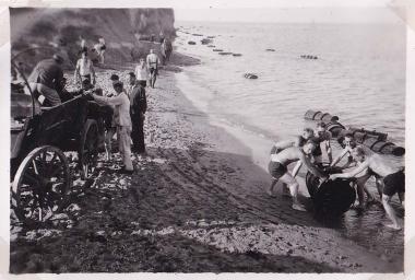 Γερμανοί στρατιώτες των δυνάμεων κατοχής μεταφέρουν βαρέλια με βενζίνη σε παραλία της Νέας Μηχανιώνας.