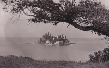 Το Ποντικονήσι στην Κέρκυρα. Διακρίνεται ο ιερός ναός της Μεταμόρφωσης του Σωτήρα.