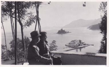 Ζευγάρι με το Ποντικονήσι και τη νησίδα της Βλαχέρνας στο βάθος.