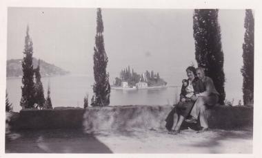 Ζευγάρι με το Ποντικονήσι και τη νησίδα της Βλαχέρνας στο βάθος.