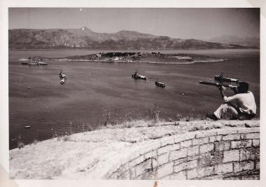 Πλοία στη θαλάσσια περιοχή της Κέρκυρας και ναύτης που τα παρακολουθεί με κυάλι.