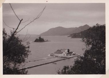 Κέρκυρα. Η νησίδα με τη μονή της Παναγίας των Βλαχερνών και στο βάθος το Ποντικονήσι.