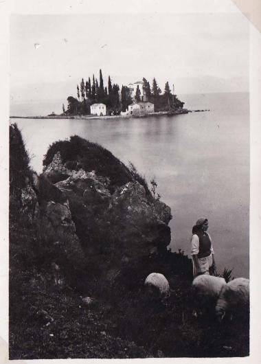 Γυναίκα με πρόβατα απέναντι από το Ποντικονήσι, στην Κέρκυρα.