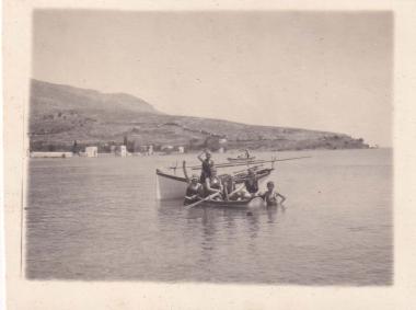 Συντροφιά σε βάρκες σε παραλία της Λέρου.