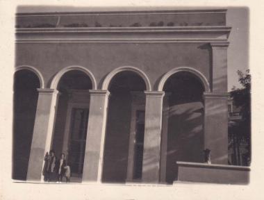 Παιδιά στον εξωτερικό χώρο του Μαλαχίειου νηπιαγωγείου στη Λέρο. Το κτήριο κατασκευάστηκε την περίοδο 1910-1912 από τον εξ Αιγύπτου Λέριο Θεόδωρο Γ. Μαλαχία και λειτούργησε για λίγα μόνο χρόνια ως νηπιαγωγείο.