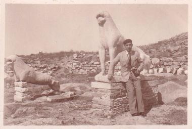 Άνδρας μπροστά σε ένα από τους κολοσσικούς λέοντες, κατά μήκος της πομπικής οδού στη Δήλο. Τα αρχαϊκά αγάλματα του 7ου αιώνα π.Χ. ήταν αφιέρωμα των Ναξίων.