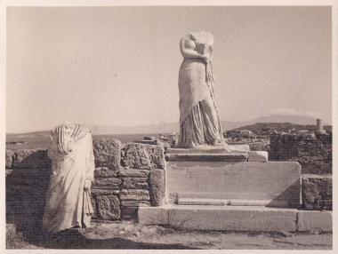 Γυναικεία αγάλματα σε κτήριο στη Δήλο.