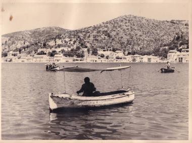 Βάρκες στη θάλασσα της Ιθάκης και στο βάθος οικισμός.