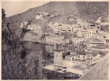 Άποψη του οικισμού και του λιμανιού της Ύδρας.