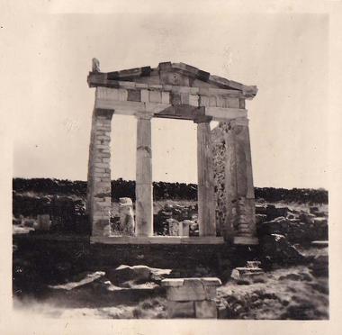 Το μερικώς αναστηλωμένο ιερό της Ίσιδας στη Δήλο.