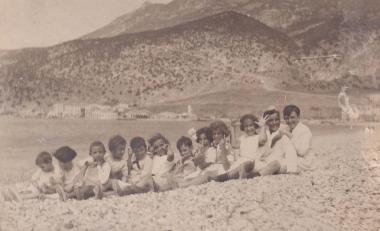 Συντορφιά μικρότερων και μεγαλύτερων παιδιών στην παραλία του Λουτρακίου.