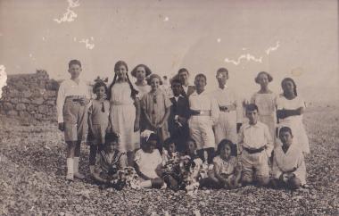 Συντορφιά μικρότερων και μεγαλύτερων παιδιών στην παραλία του Λουτρακίου.