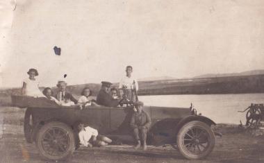 Αυτοκίνητο με οδηγό και παιδιά στην παραλία του Λουτρακίου.